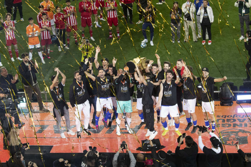 Los jugadores de el Barrio celebran la victoria en la final de la Kings League. EFE/Marta Pérez