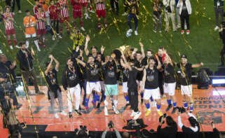 Los jugadores de el Barrio celebran la victoria en la final de la Kings League. EFE/Marta Pérez