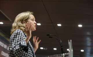 MADRID, 30/06/2023.-La vicepresidenta primera del Gobierno Nadia Calviño, durante la conferencia sobre la lucha contra el blanqueo de capitales y la financiación del terrorismo este viernes, organizada, entre otros, por las patronales de banca AEB, CECA y Unacc, y de seguros, Unespa, y en la que participa también la subgobernadora del Banco de España, Margarita Delgado; la presidenta de la AEB, Alejandra Kindelán, y el director del Seplac, Pedro Comín.-EFE/Javier Lizón