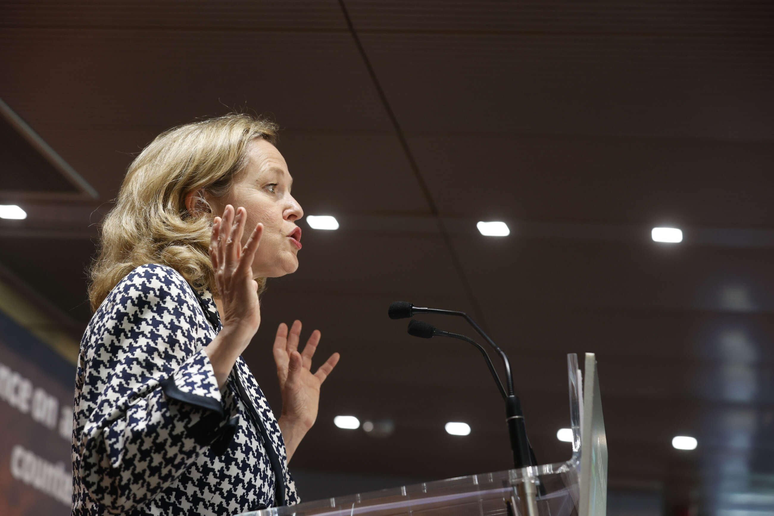 MADRID, 30/06/2023.-La vicepresidenta primera del Gobierno Nadia Calviño, durante la conferencia sobre la lucha contra el blanqueo de capitales y la financiación del terrorismo este viernes, organizada, entre otros, por las patronales de banca AEB, CECA y Unacc, y de seguros, Unespa, y en la que participa también la subgobernadora del Banco de España, Margarita Delgado; la presidenta de la AEB, Alejandra Kindelán, y el director del Seplac, Pedro Comín.-EFE/Javier Lizón