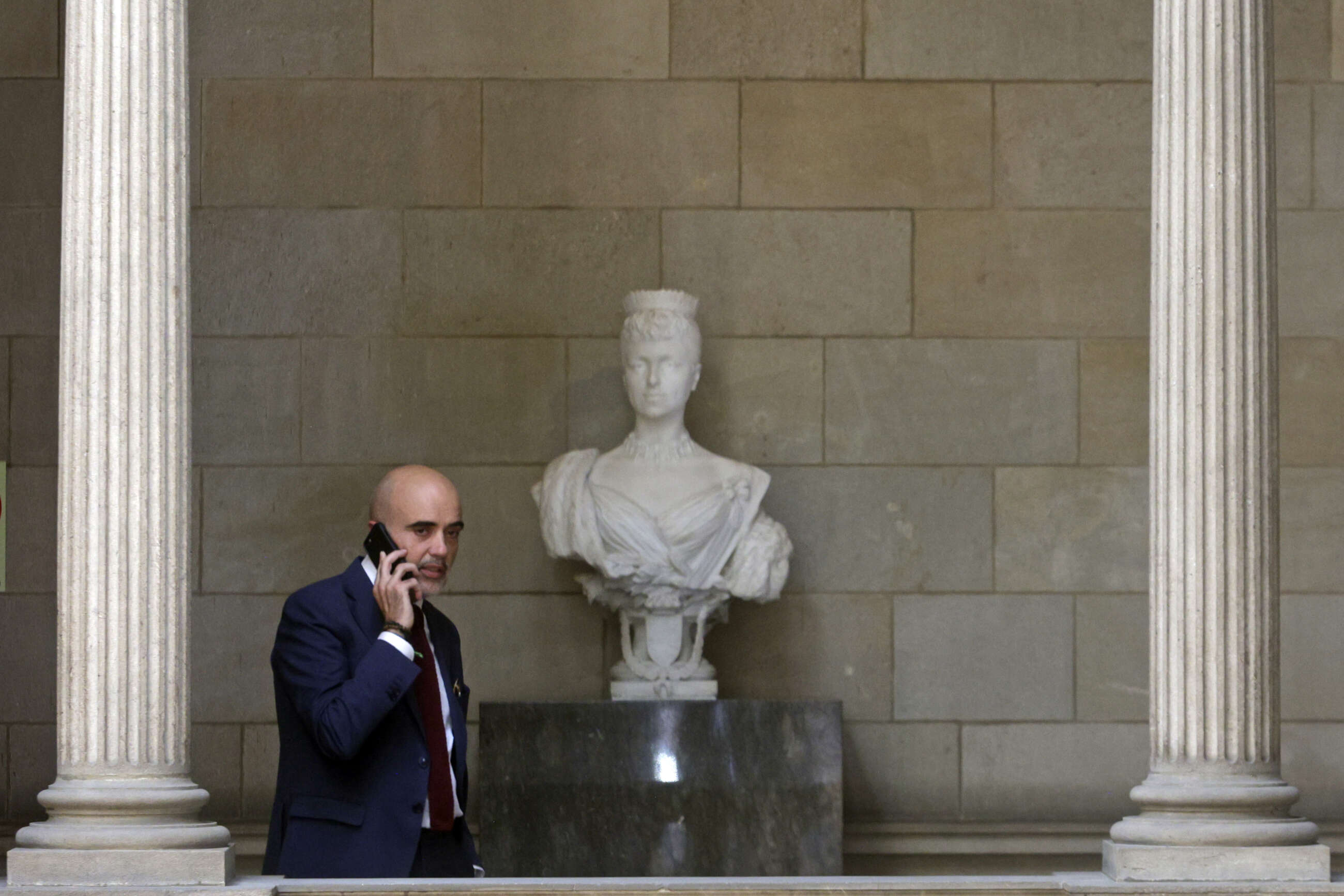 GRAFCAT1725. BARCELONA, 17/06/2023.- El candidato a la alcaldía de Barcelona por el PPC, Daniel Sirera, poco antes del comienzo del pleno de constitución del Ayuntamiento de Barcelona donde se ha vivido un vuelco de última hora al anunciar los comunes de Ada Colau que apoyarán al socialista Jaume Collboni y tratarán de dejar así en la oposición a Xavier Trias, de JxCat, el candidato más votado el 28M, y que había llegado a un acuerdo con Ernest Maragall, de ERC. EFE/Quique García