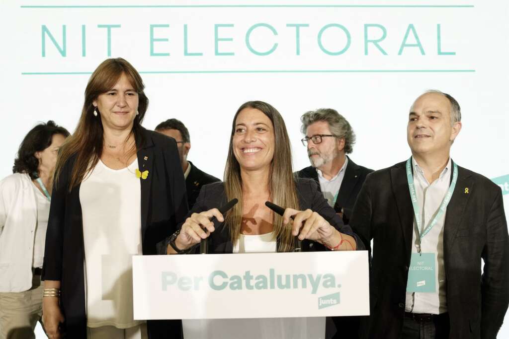 GRAFCAT2801. BARCELONA, 23/07/2023.- La cabeza de lista de Junts, Miriam Nogueras (c), acompañada de la presidenta del partido, Laura Borràs (i), y el secretario general, Jordi Turull (d), comparece para valorar los resultados electorales de las elecciones generales que se han celebrado este domingo en las que Junts ha conseguido 7 escaños. EFE/Enric Fontcuberta