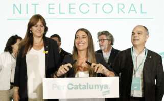 GRAFCAT2801. BARCELONA, 23/07/2023.- La cabeza de lista de Junts, Miriam Nogueras (c), acompañada de la presidenta del partido, Laura Borràs (i), y el secretario general, Jordi Turull (d), comparece para valorar los resultados electorales de las elecciones generales que se han celebrado este domingo en las que Junts ha conseguido 7 escaños. EFE/Enric Fontcuberta