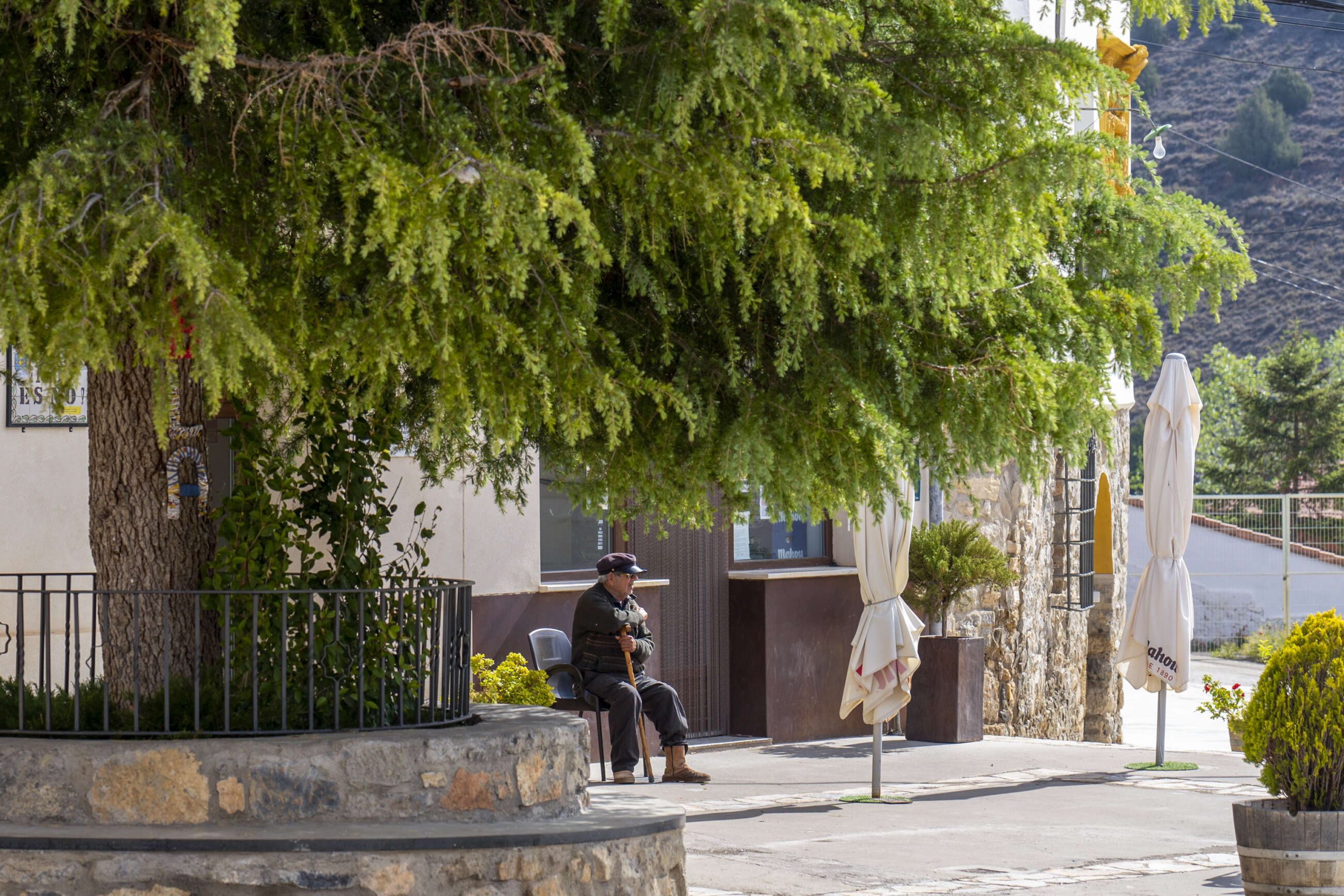 Un vecino de la localidad turolense de Cubla descansa en las calles de este pueblo que tiene una población de 52 habitantes. EFE/Antonio García