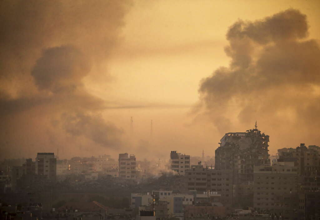 Gaza, 17/10/2023.- El humo se eleva tras los ataques aéreos israelíes en el norte de la Franja de Gaza, este martes. Israel ha advertido a todos los ciudadanos de la Franja de Gaza que se desplacen hacia el sur antes de una esperada invasión. Más de 2.750 palestinos y 1.300 israelíes han muerto según las FDI y el Ministerio de Salud palestino, después de que militantes de Hamas lanzaran un ataque contra Israel desde la Franja de Gaza el 7 de octubre. EFE/MOHAMMED SABER