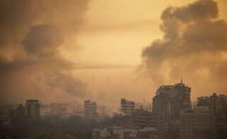 Gaza, 17/10/2023.- El humo se eleva tras los ataques aéreos israelíes en el norte de la Franja de Gaza, este martes. Israel ha advertido a todos los ciudadanos de la Franja de Gaza que se desplacen hacia el sur antes de una esperada invasión. Más de 2.750 palestinos y 1.300 israelíes han muerto según las FDI y el Ministerio de Salud palestino, después de que militantes de Hamas lanzaran un ataque contra Israel desde la Franja de Gaza el 7 de octubre. EFE/MOHAMMED SABER