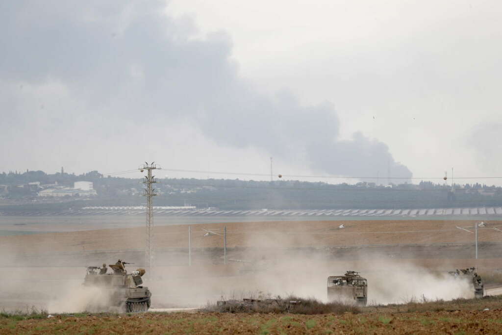 Soldados israelíes en vehículos militares recorren un área a lo largo de la frontera con Gaza, en el sur de Israel. EFE/Atef Safadi