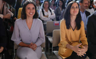 MADRID, 18/10/2023.- La ministra de Igualdad, Irene Montero (i), y la ministra de Derechos Sociales y Agenda 2030, Ione Belarra (d), asisten a la reunión de alto nivel sobre la Transición de Sistemas de Cuidados hacia Modelos Centrados en las Personas y en la Comunidad, este miércoles en Madrid. EFE/Chema Moya