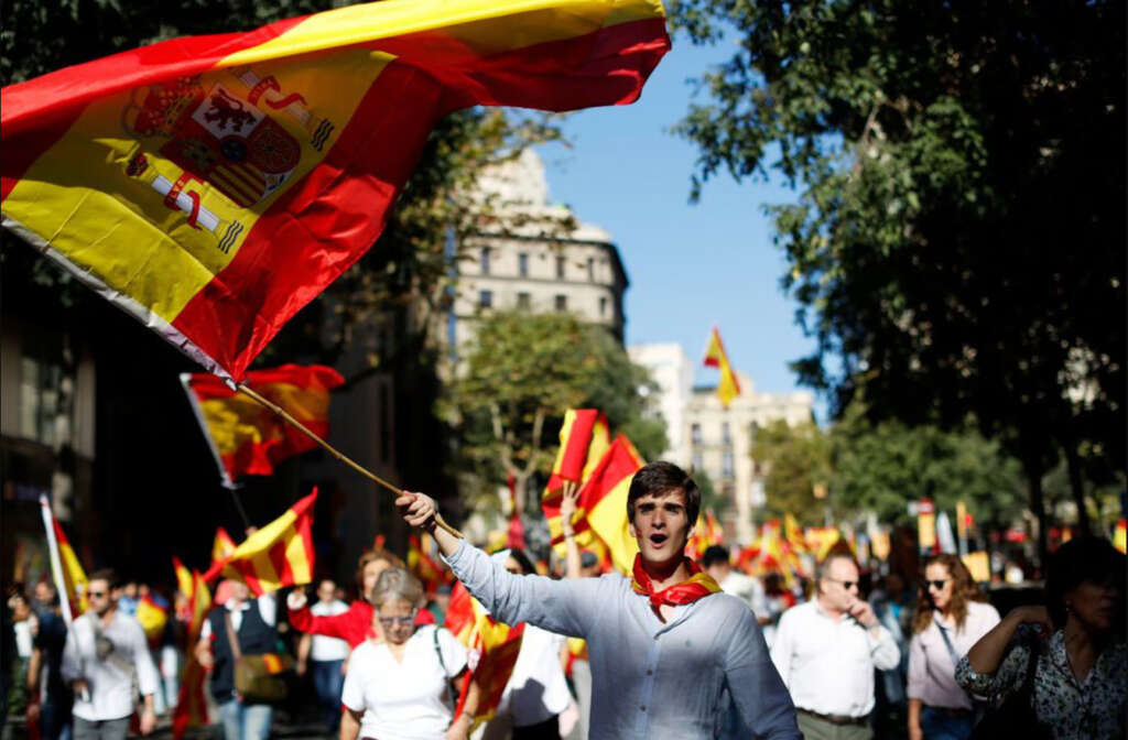 Un joven ondea una bandera española en Via Laietana.