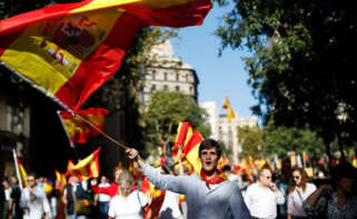 Un joven ondea una bandera española en Via Laietana.