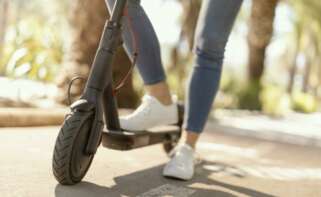 Una mujer conduce un patinete. Foto: freepik.