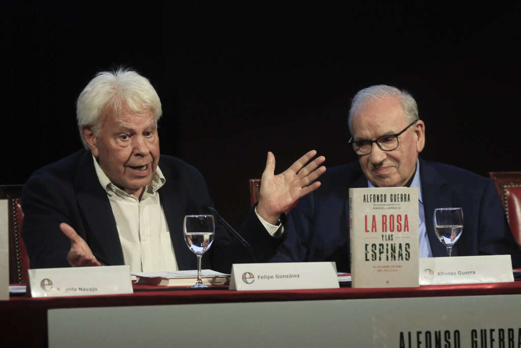 MADRID, 20/09/2023.- El ex vicepresidente del Gobierno Alfonso Guerra (d), junto al ex presidente del Gobierno Felipe González (i), durante la presentación de su libro 'La rosa y las espinas: El hombre detrás del político', este miércoles en el Ateneo de Madrid. EFE/ Fernando Alvarado