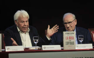 MADRID, 20/09/2023.- El ex vicepresidente del Gobierno Alfonso Guerra (d), junto al ex presidente del Gobierno Felipe González (i), durante la presentación de su libro 'La rosa y las espinas: El hombre detrás del político', este miércoles en el Ateneo de Madrid. EFE/ Fernando Alvarado