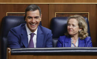 MADRID, 16/11/2023.- El presidente del Gobierno en funciones Pedro Sánchez (i) junto a la vicepresidenta primera del Gobierno y ministra de Economía en funciones Nadia Calviño (d) durante la segunda jornada de la investidura del secretario general del PSOE Pedro Sánchez celebrada en el Congreso de los Diputados en Madrid, este jueves. El Congreso vota un tercer mandato de Sánchez quien, previsiblemente, logrará ser reelegido presidente del Gobierno tras superar la investidura con el apoyo de 179 diputados tras pactar diferentes acuerdos con sus socios parlamentarios y una ley de amnistía para los encausados del 'procès'. EFE/ Juan Carlos Hidalgo