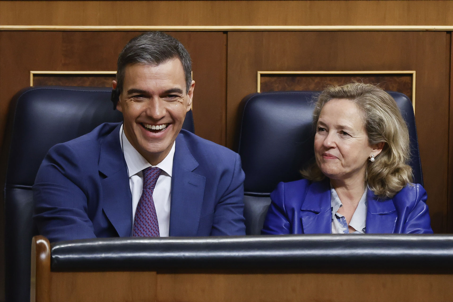 MADRID, 16/11/2023.- El presidente del Gobierno en funciones Pedro Sánchez (i) junto a la vicepresidenta primera del Gobierno y ministra de Economía en funciones Nadia Calviño (d) durante la segunda jornada de la investidura del secretario general del PSOE Pedro Sánchez celebrada en el Congreso de los Diputados en Madrid, este jueves. El Congreso vota un tercer mandato de Sánchez quien, previsiblemente, logrará ser reelegido presidente del Gobierno tras superar la investidura con el apoyo de 179 diputados tras pactar diferentes acuerdos con sus socios parlamentarios y una ley de amnistía para los encausados del 'procès'. EFE/ Juan Carlos Hidalgo