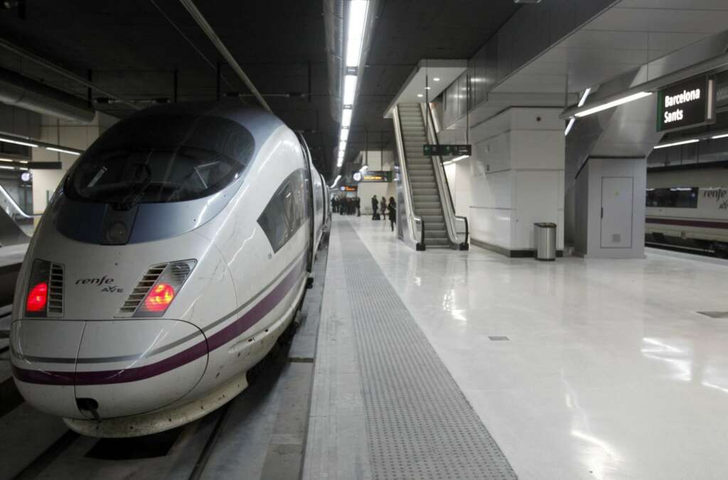 El tren AVE en la estación de Sants momentos antes de iniciar el trayecto. EFE/Toni Albir