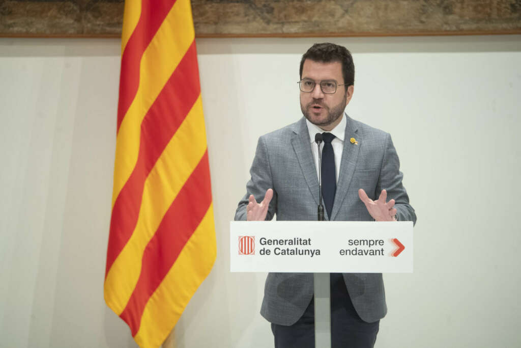 GRAFCAT7773. BARCELONA, 22/12/2023.- El presidente de la Generalitat, Pere Aragonès, durante el acto de la firma de un acuerdo con los agentes sociales por el que se incluirá en los presupuestos para 2024 un conjunto de medidas económicas y sociales que suman más de 1.500 millones, entre ellas, la subida del 4 % del Indicador de Renta de Suficiencia de Cataluña (IRSC), una partida para el pacto por la industria de 638 millones o 595 millones para políticas de empleo. EFE/Marta Pérez