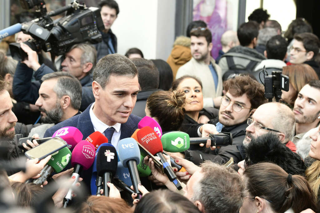 MADRID, 02/12/2023.- El presidente del Gobierno, Pedro Sánchez (C), atiende a la prensa a las puertas de la capilla ardiente de la actriz y cantante Concha Velasco, instalada este sábado en el Teatro de La Latina de Madrid, tras fallecer hoy a los 84 años en el Hospital Puerta de Hierro Majadahonda (Madrid) a consecuencia de "una complicación en su enfermedad". EFE/ Víctor Lerena