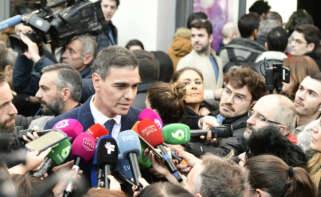 MADRID, 02/12/2023.- El presidente del Gobierno, Pedro Sánchez (C), atiende a la prensa a las puertas de la capilla ardiente de la actriz y cantante Concha Velasco, instalada este sábado en el Teatro de La Latina de Madrid, tras fallecer hoy a los 84 años en el Hospital Puerta de Hierro Majadahonda (Madrid) a consecuencia de "una complicación en su enfermedad". EFE/ Víctor Lerena