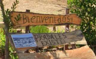 Cartel que se puede ver en Pradales: ¡Pradales existe! Foto: Google Maps