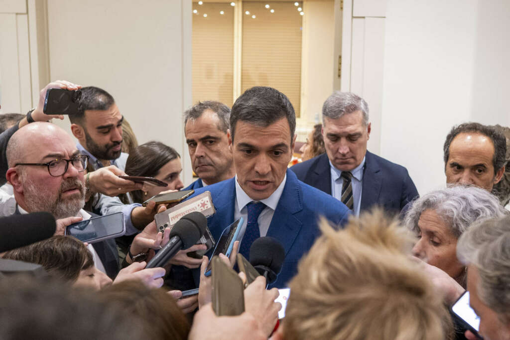 MADRID, 10/01/2024.- El presidente del Gobierno, Pedro Sánchez (c), ofrece declaraciones tras la votación en el pleno del Congreso, reunido excepcionalmente en el Senado, que debate la convalidación de tres decretos del Gobierno con medidas para amortiguar la crisis. EFE/FERNANDO VILLAR