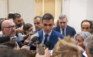 MADRID, 10/01/2024.- El presidente del Gobierno, Pedro Sánchez (c), ofrece declaraciones tras la votación en el pleno del Congreso, reunido excepcionalmente en el Senado, que debate la convalidación de tres decretos del Gobierno con medidas para amortiguar la crisis. EFE/FERNANDO VILLAR