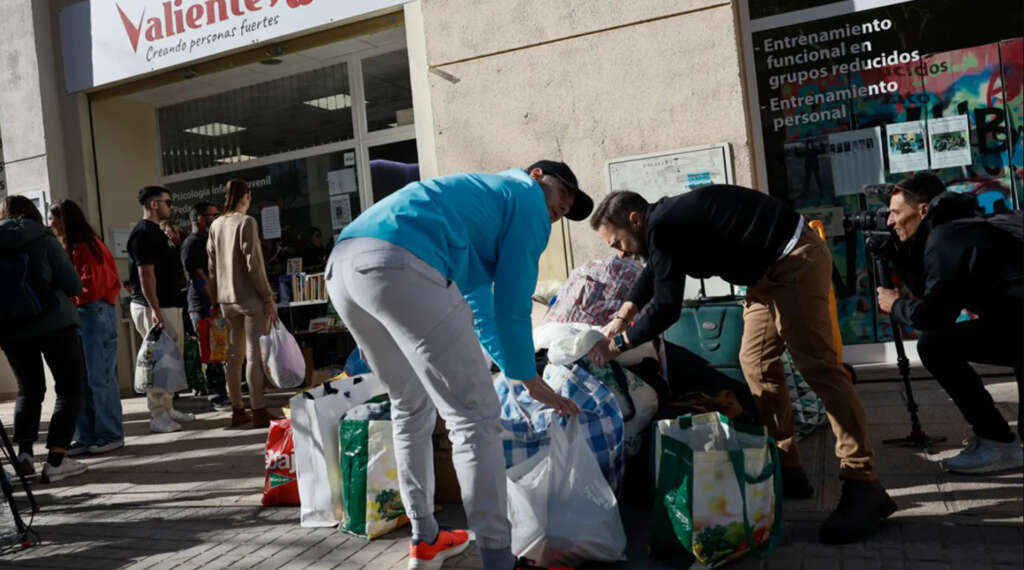 Numerosas personas se han acercado a dejar ropa, mantas y calzado para los vecinos afectados por el incendio de un edificio de Valencia. Foto: EFE/Biel Aliño