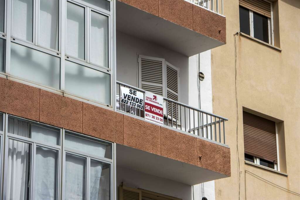 Una vivienda con varios carteles que anuncian su venta. Foto: EFE.