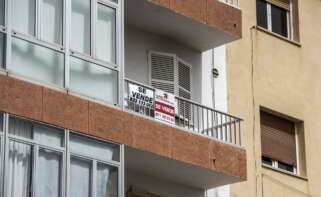 Una vivienda con varios carteles que anuncian su venta. Foto: EFE.