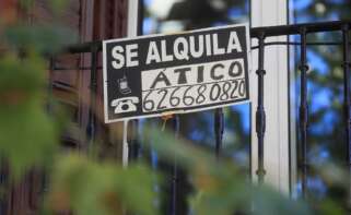 Un cartel anuncia el alquiler de una vivienda. Foto: EFE.