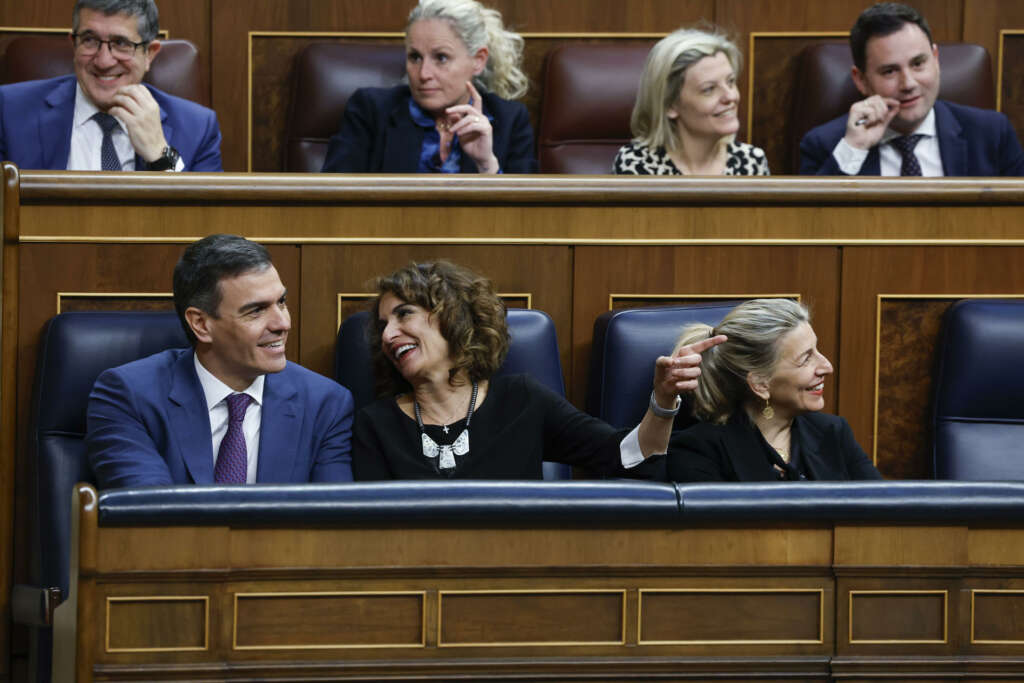 MADRID, 14/03/2024.- El presidente del Gobierno, Pedro Sánchez, conversa con la ministra de Hacienda, María Jesús Montero (c), durante el debate de la Ley Orgánica de amnistía para la normalización institucional, política y social en Cataluña, durante al pleno del Congreso este jueves. EFE/ Zipi