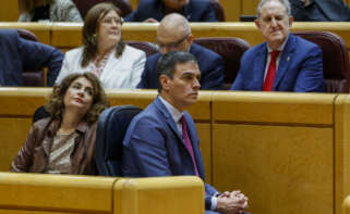 MADRID, 12/03/2024.- El presidente del Gobierno, Pedro Sánchez (d) y la vicepresidenta María Jesús Montero en la sesión de control al Gobierno celebrada por el pleno del Senado este martes. EFE/ Mariscal