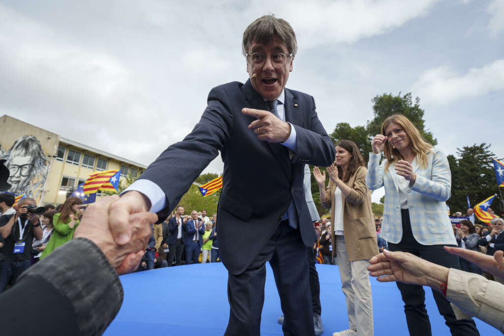 ELNA (FRANCIA), 06/04/2024.- El candidato de JxCat y expresidente de la Generalitat, Carles Puigdemont (c), protagoniza este sábado un acto en Elna, en el sur de Francia, para presentar su candidatura a las elecciones catalanas del 12 de mayo. EFE/David Borrat.