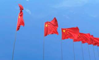 Unas banderas de China ondean en el cielo. Foto: Freepik.