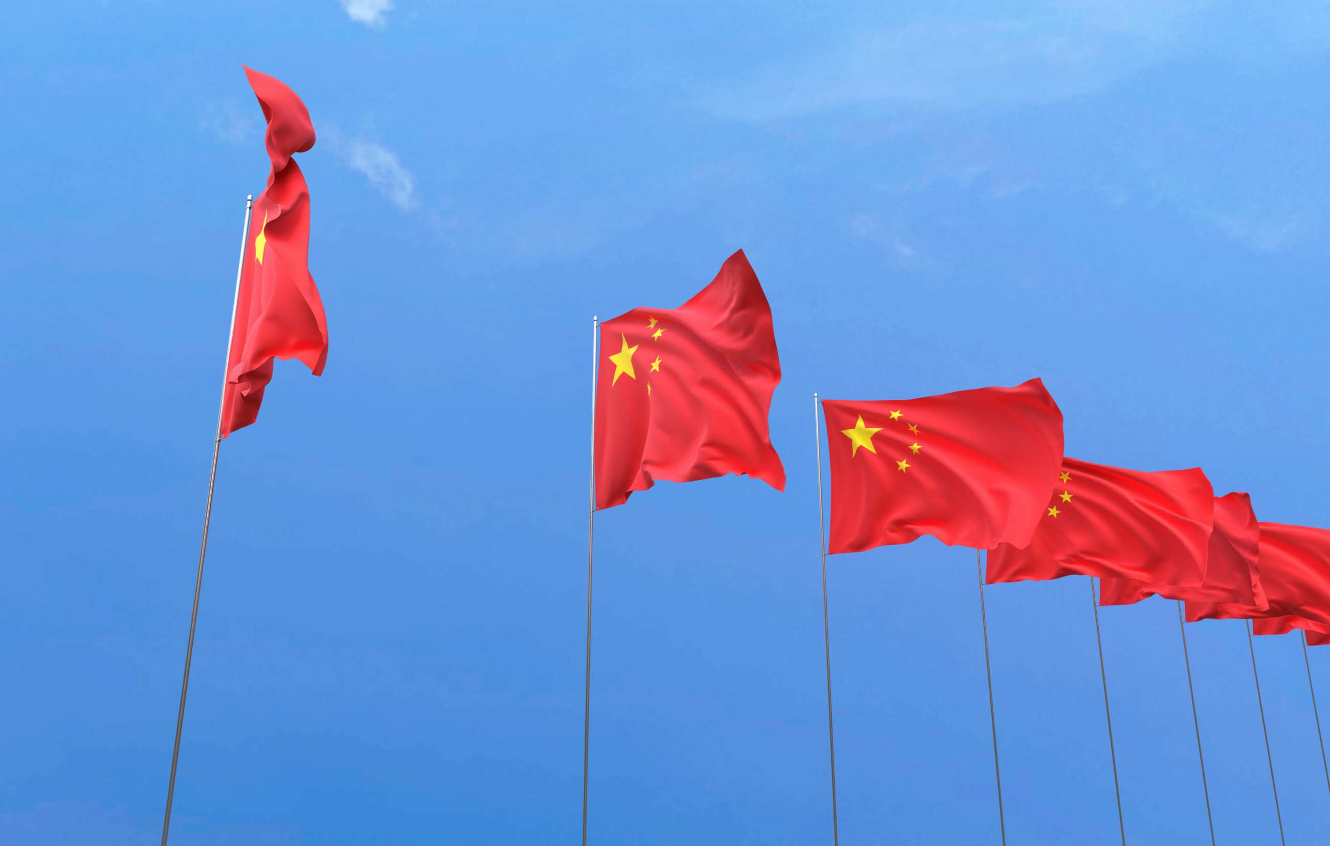Unas banderas de China ondean en el cielo. Foto: Freepik.