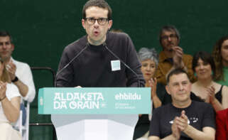 TOLOSA, 13/04/2024.- El candidato de Bildu a Lehendakari, Pello Otxandiano interviene en el acto electoral que la formación ha celebrado este sábado en la localidad guipuzcoana de Tolosa, al que ha asistido el coordinador general de EH Bildu, Arnaldo Otegi (d), entre otros. EFE/ Javi Colmenero