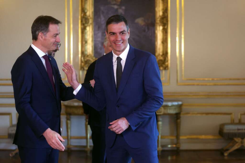 Brussels (Belgium), 17/04/2024.- Spain's Prime Minister Pedro Sanchez (R) is welcomed by Belgian King Philippe (back), Belgian Prime Minister Alexander De Croo (L) and European Council President Charles Michel (2-L) ahead of a special meeting of the European Council in Brussels, Belgium, 17 April 2024. EU leaders gather in Brussels for a two-day summit to discuss the economy and competitiveness, as well as Ukraine, Turkey and the Middle East, including Lebanon, among other issues. (Bélgica, Líbano, España, Turquía, Ucrania, Bruselas) EFE/EPA/OLIVIER HOSLET / POOL