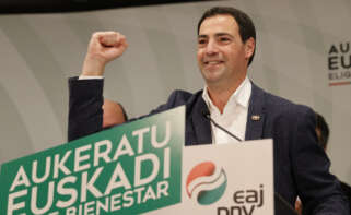 BILBAO, 21/04/2024.- El candidato a lehendakari del PNV, Imanol Pradales, ofrece una rueda de prensa este domingo en Sabin Etxea, la sede del PNV en Bilbao. EFE/Luis Tejido