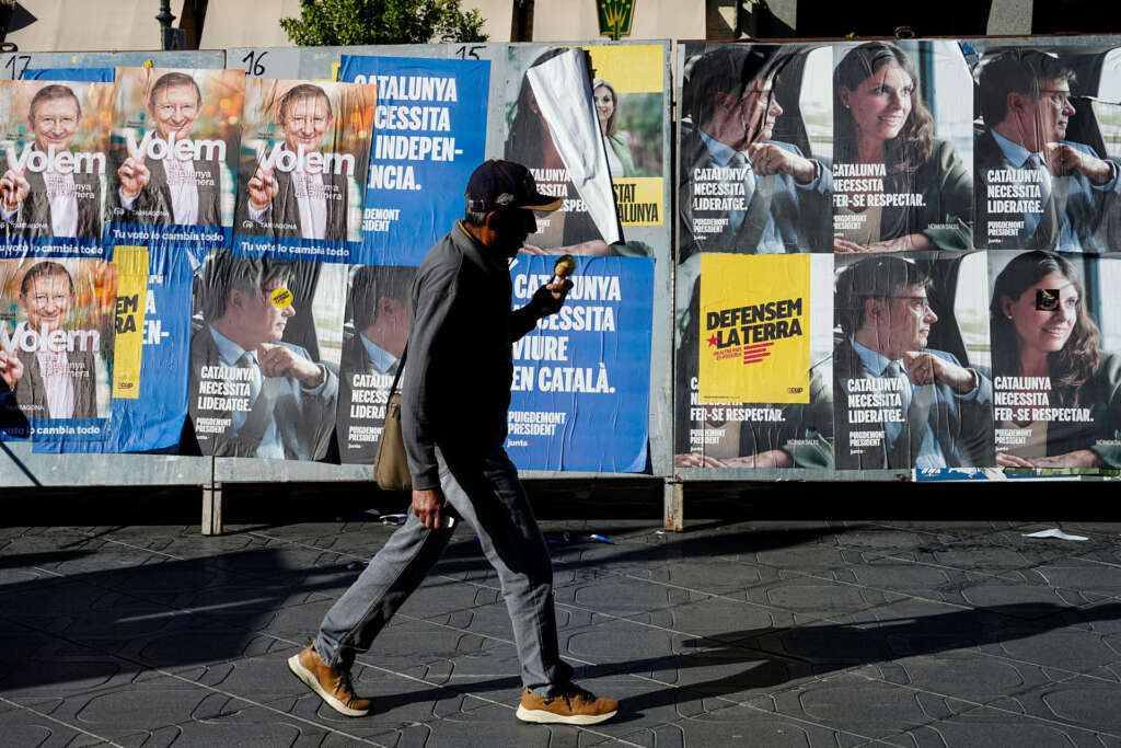GRAFCAT4150. TARRAGONA, 09/05/2024.- Vista de carteles electorales pidiendo el voto en las elecciones catalanas del 12 de mayo en el centro de Tarragona. EFE/Enric Fontcuberta