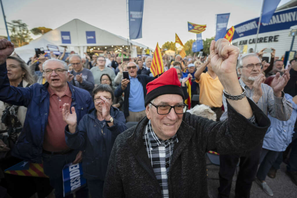 ARGELÈS-SUR-MER (FRANCIA), 09/05/2024.- Simpatizantes de JxCat asisten al acto electoral del expresidente de Cataluña y cabeza de lista del partido, Carles Puigdemont, este jueves en Argelès-sur-Mer (Francia)