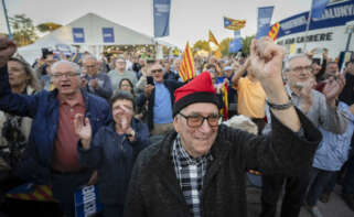 ARGELÈS-SUR-MER (FRANCIA), 09/05/2024.- Simpatizantes de JxCat asisten al acto electoral del expresidente de Cataluña y cabeza de lista del partido, Carles Puigdemont, este jueves en Argelès-sur-Mer (Francia)