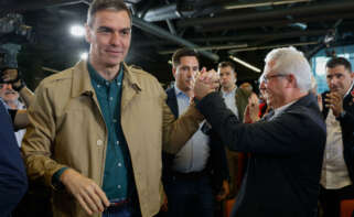 El presidente del Gobierno, Pedro Sánchez (i), durante el acto de cierre de campaña del PSOE-PSE de cara a las elecciones vascas, este viernes en Bilbao. EFE/ Miguel Toña