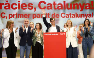 BARCELONA, 12/05/2024.- El candidato a la presidencia de la Generalitat por El PSC, Salvador Illa (c), comparece ante los medios para valorar los resultados electorales, hoy domingo en Barcelona. El Partido Socialista ha ganado las elecciones con 42 escaños. EFE/Quique García