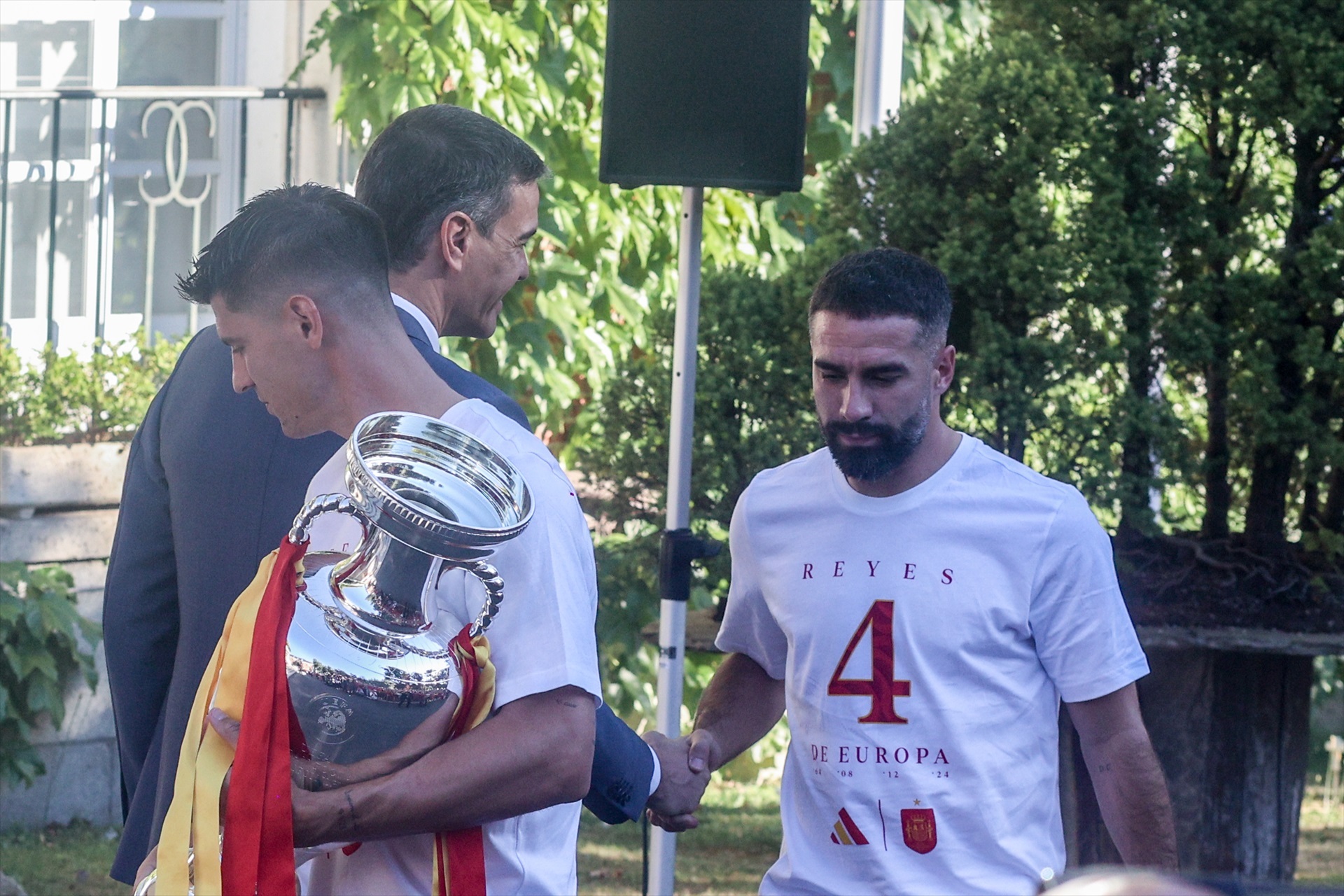 El presidente del Gobierno, Pedro Sánchez, saluda al futbolista Dani Carvajal durante la recepción a la Selección Española de Fútbol, campeona de la Eurocopa 2024. Foto: Ricardo Rubio / Europa Press