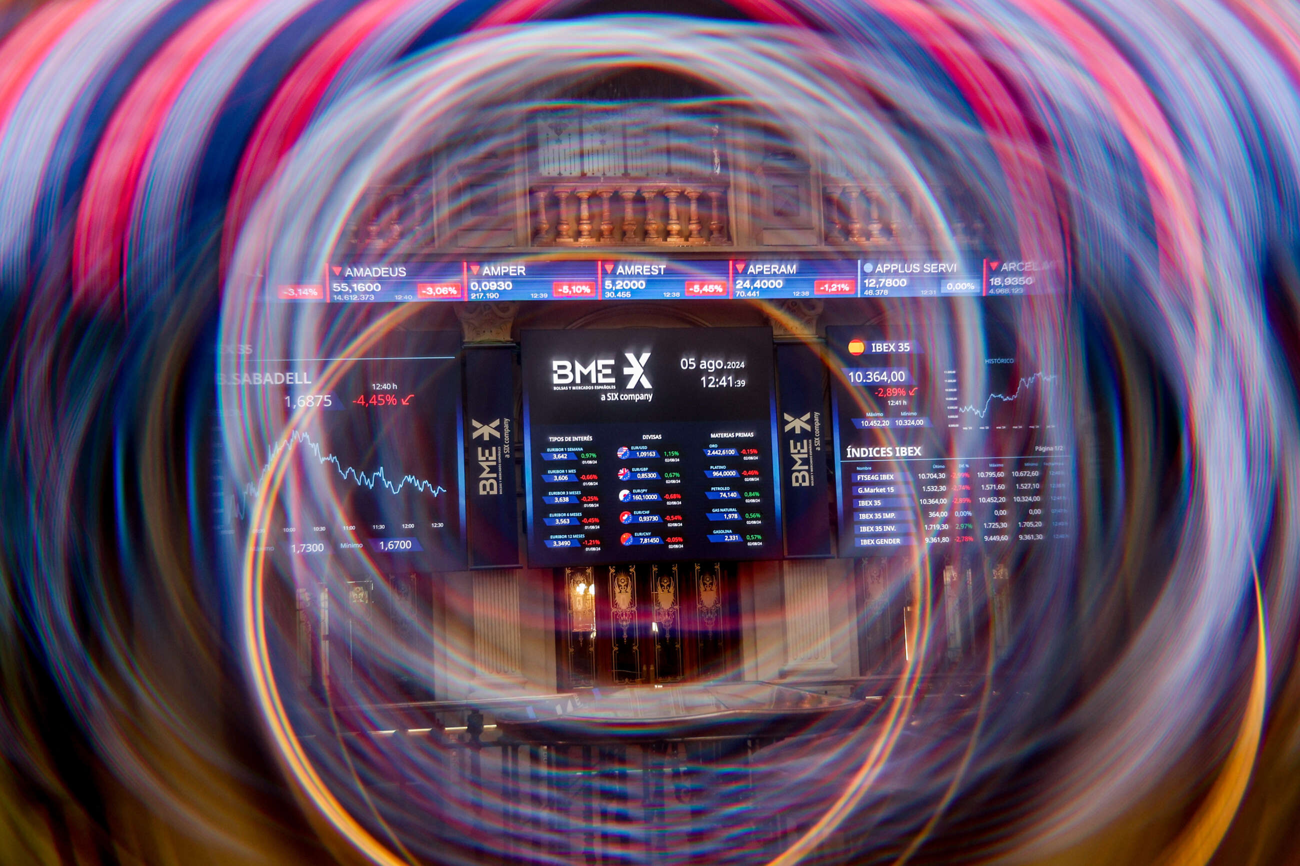 Vista general de paneles del Ibex 35 en el Palacio de la Bolsa de Madrid. Foto: Ricardo Rubio / Europa Press.
