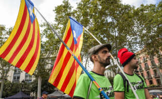 (Foto de ARCHIVO) Dos hombres con banderas de la estelada durante un acto de Òmnium por la Diada, en el Arco del Triunfo, a 11 de septiembre de 2024, en Barcelona, Catalunya (España). Desde Òmnium Cultural, han llamado al independentismo en esta Diada a seguir movilizándose para demostrar "que no ha claudicado ni claudicará jamás". Este año es el primer 11 de septiembre sin un presidente independentista al frente de la Generalitat desde hace 12 años y por tanto, no habrá representantes del Executiu en la manifestación soberanista. Alberto Paredes / Europa Press 11 SEPTIEMBRE 2024;OMNIUM;CATALUÑA;DIADA 11/9/2024