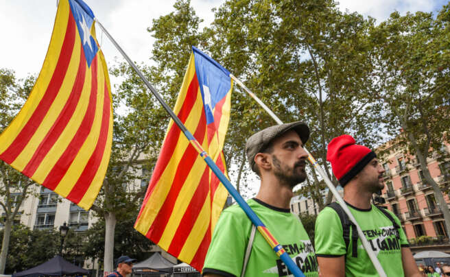 (Foto de ARCHIVO) Dos hombres con banderas de la estelada durante un acto de Òmnium por la Diada, en el Arco del Triunfo, a 11 de septiembre de 2024, en Barcelona, Catalunya (España). Desde Òmnium Cultural, han llamado al independentismo en esta Diada a seguir movilizándose para demostrar "que no ha claudicado ni claudicará jamás". Este año es el primer 11 de septiembre sin un presidente independentista al frente de la Generalitat desde hace 12 años y por tanto, no habrá representantes del Executiu en la manifestación soberanista. Alberto Paredes / Europa Press 11 SEPTIEMBRE 2024;OMNIUM;CATALUÑA;DIADA 11/9/2024