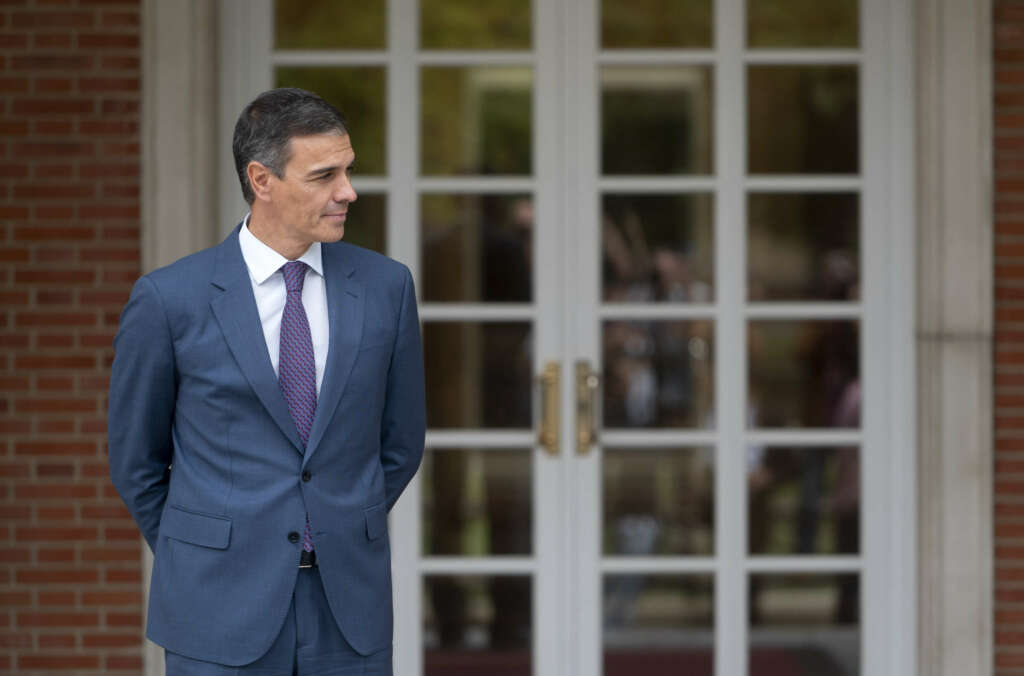 (Foto de ARCHIVO) El presidente del Gobierno, Pedro Sánchez, antes de una reunión con el presidente de Andalucía, Juan Manuel Moreno Bonilla, en el Complejo de La Moncloa, a 20 de septiembre de 2024, en Madrid (España). Sánchez arranca hoy, 20 de septiembre, una ronda de reuniones bilaterales con los presidentes autonómicos, comenzando con Imanol Pradales, Alfonso Rueda y Juanma Moreno, con el foco puesto en la financiación autonómica tras las quejas por el concierto económico para Cataluña y otros asuntos encima de la mesa como inmigración, infraestructuras, inversiones o el debate territorial. Alberto Ortega / Europa Press 20 SEPTIEMBRE 2024;PRESIDENTE;REUNIÓN;BILATERAL;COMUNIDADES;ANDALUCÍA; 20/9/2024