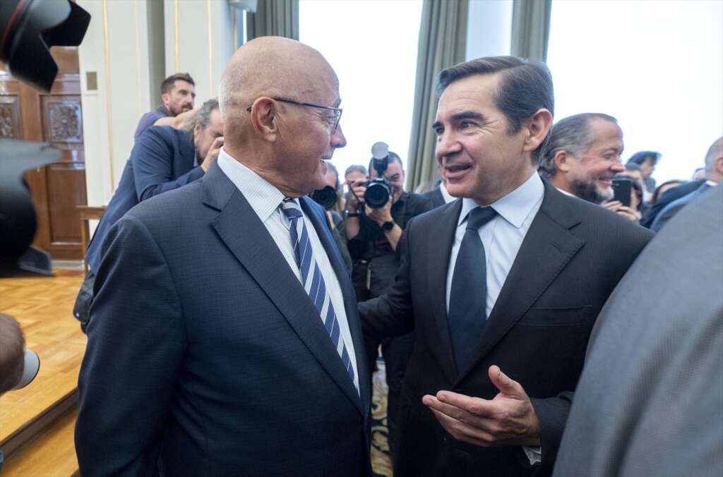 (Foto de ARCHIVO) El presidente del BBVA, Carlos Torres Vila (d), y el presidente del Banco Sabadell, Josep Oliu (i), durante la ceremonia de toma de posesión del nuevo gobernador del Banco de España, en el Banco de España, a 24 de septiembre de 2024, en Madrid (España). El nuevo gobernador estrena un protocolo sin discursos de sus ex compañeros en el Gobierno en coincidencia con su intento de transmitir independencia en su mandato hasta 2030. José Luis Escrivá es gobernador del Banco de España desde el pasado 6 de septiembre tras su cese como ministro de Transformación Digital y de Función Pública. Alberto Ortega / Europa Press 24 SEPTIEMBRE 2024;BANCO DE ESPAÑA;ECONOMÍA;TOMA DE POSESIÓN;GOBERNADOR; 24/9/2024