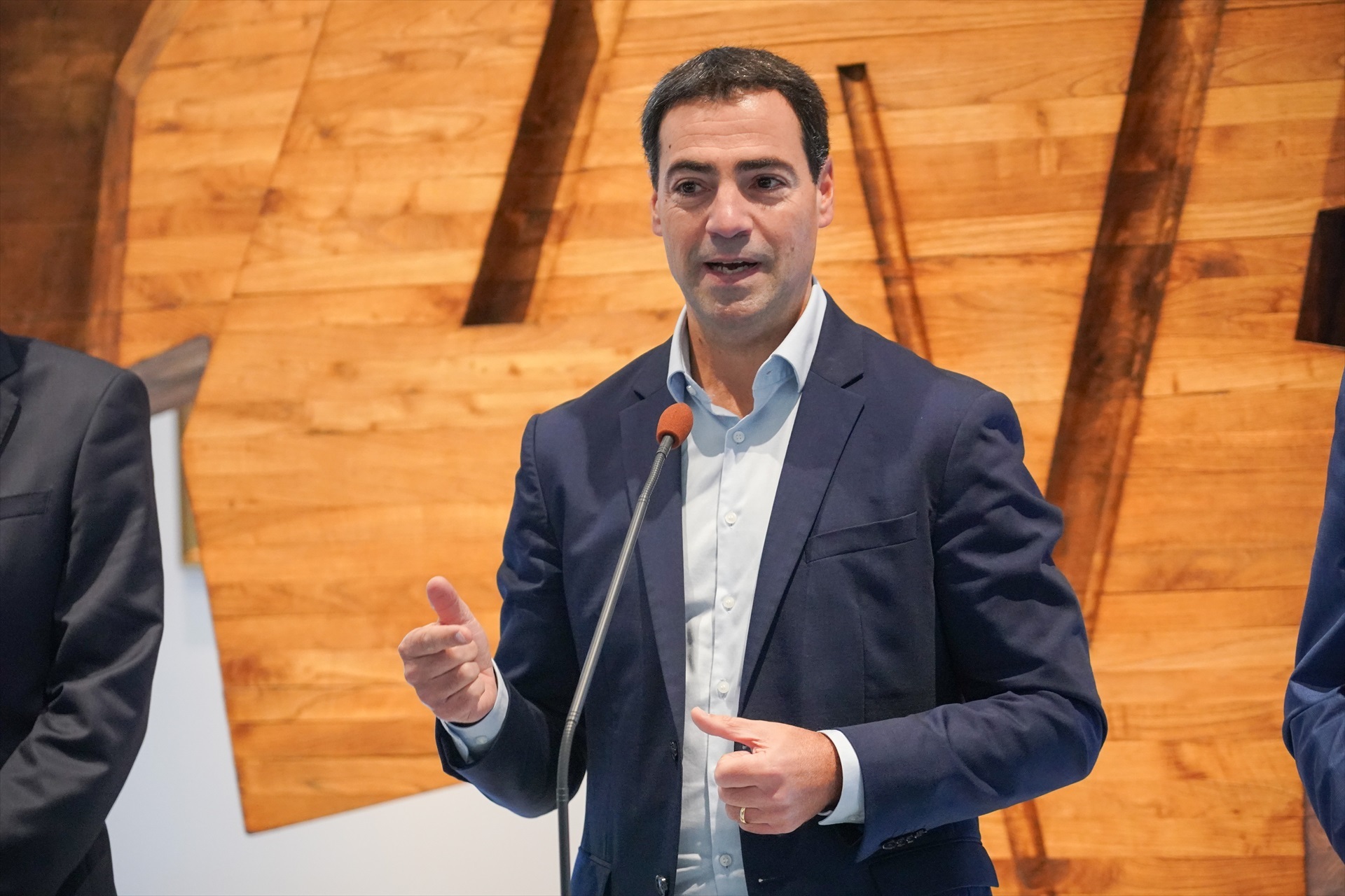 (Foto de ARCHIVO) Presentación del Proyecto de Ley de Presupuestos para la CAPV para el año 2025 de manos del Lehendakari, Imanol Pradales, el vicelehendakari Mikel Torres y el consejero de Hacienda y Finanzas, Noël d' Ánjou, en el Parlamento vasco, a 31 de octubre de 2024, en Vitoria, Álava, País Vasco (España). En cuanto a inversiones, una de las claves de este proyecto es que, por primera vez, el Gobierno Vasco invierte más de 1.500 millones de euros de recursos propios en inversión pública. A esto hay que sumar las cuantías de MRR correspondientes a inversión, la Variante Sur Ferroviaria y la Y vasca, que aumentan la cifra hasta los 1.837 millones de euros. Iñaki Berasaluce / Europa Press 31/10/2024